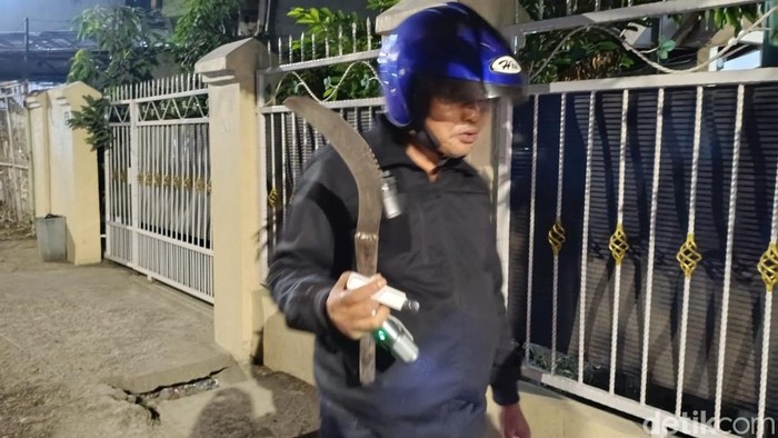 Polisi mengamankan celurit hingga busur panah di Makassar.