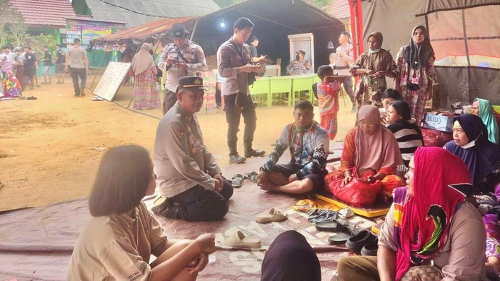 Polisi saat memberikan trauma healing kepada korban kebakaran rumah di Bangka Selatan