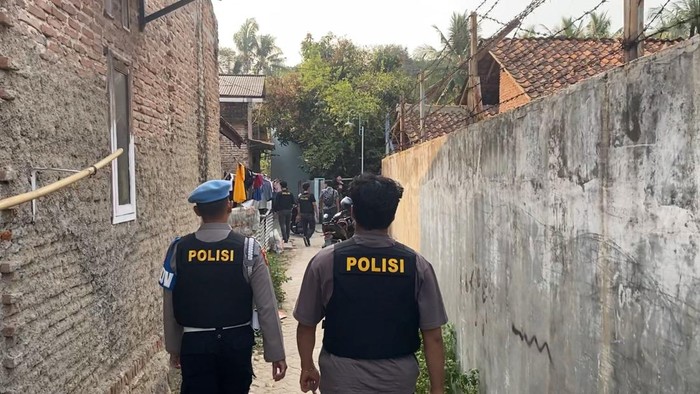 Polisi saat menggerebek kampung narkoba di Bandar Lampung