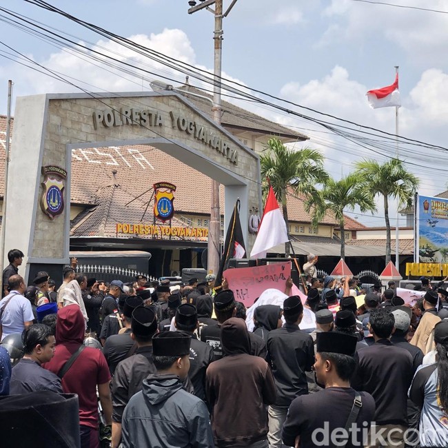 Momen Massa Pedagang Warung Madura Geruduk Mapolresta Jogja