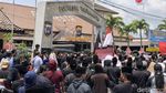 Momen Massa Pedagang Warung Madura Geruduk Mapolresta Jogja