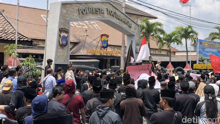 Momen Massa Pedagang Warung Madura Geruduk Mapolresta Jogja