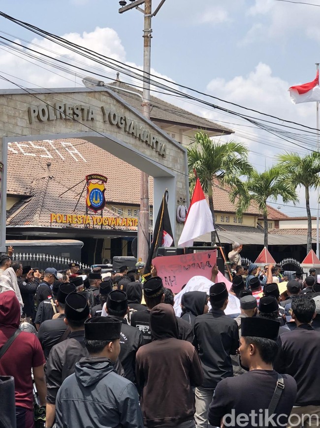 Momen Massa Pedagang Warung Madura Geruduk Mapolresta Jogja