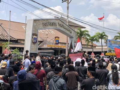 Momen Massa Pedagang Warung Madura Geruduk Mapolresta Jogja