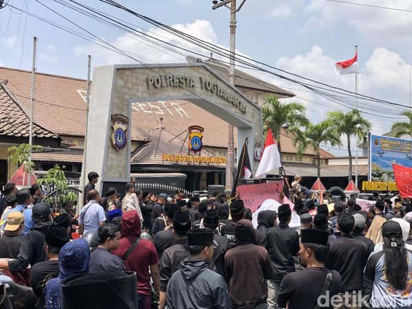 Momen Massa Pedagang Warung Madura Geruduk Mapolresta Jogja