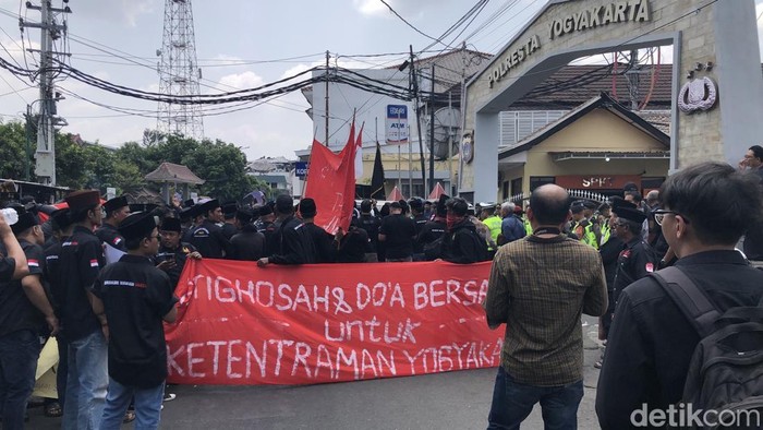 Suasana aksi demo yang digelar paguyuban Keluarga Madura Yogyakarta di Polresta Jogja, Senin (12/10/2026).