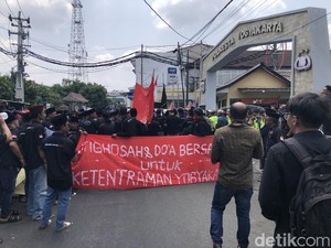 Keluarga Madura Yogya Gelar Aksi di Polresta Jogja, Bicara Aturan Jarak Warung