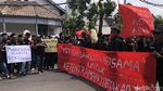 Momen Massa Pedagang Warung Madura Geruduk Mapolresta Jogja
