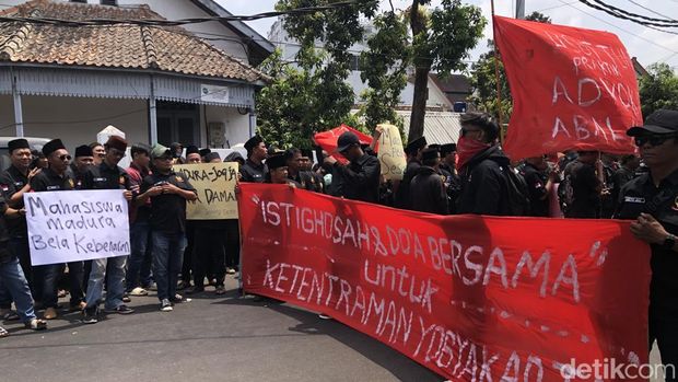 Polresta Jogja Suasana aksi demo yang digelar paguyuban Keluarga Madura Yogyakarta di Polresta Jogja, Senin (12/10/2026).