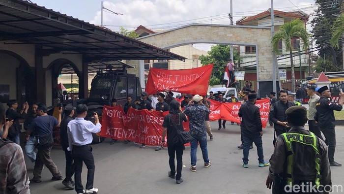 Suasana aksi demo yang digelar paguyuban Keluarga Madura Yogyakarta di Polresta Jogja, Senin (12/10/2026).