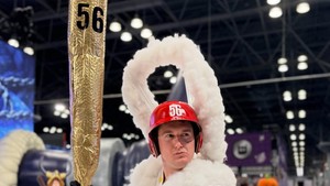 One Piece nampilin karya seni instalasi terbesar di New York Comic Con 2026, dengan memajang potret Pangeran Terkutuk Loki lagi diborgol. Para cosplayer asal AS pun berpose di depannya nih, gengs.  Foto: Dok.Toei Animation