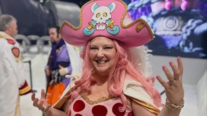Ada juga yang bergaya ala Big Mom, lengkap dengan wig blonde dan topi bajak laut, yang juga berwarna pink. Gimana, mirip gak detikers? Foto: Dok.Toei Animation