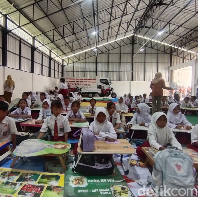 Potret Siswa SD di Nganjuk Belajar di Gudang KDKMP