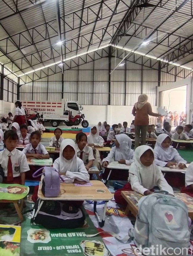 Potret Siswa SD di Nganjuk Belajar di Gudang KDKMP