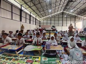 Potret Siswa SD di Nganjuk Belajar di Gudang KDKMP