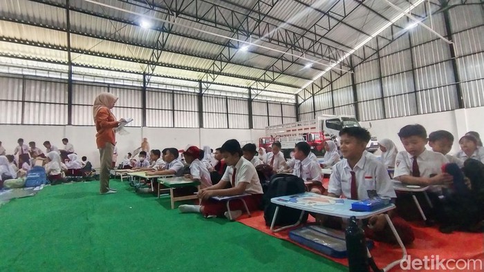 Potret Ratusan Siswa SDN 2 Ploso Nganjuk Belajar di Gudang KDKMP