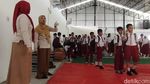 Potret Siswa SD di Nganjuk Belajar di Gudang KDKMP