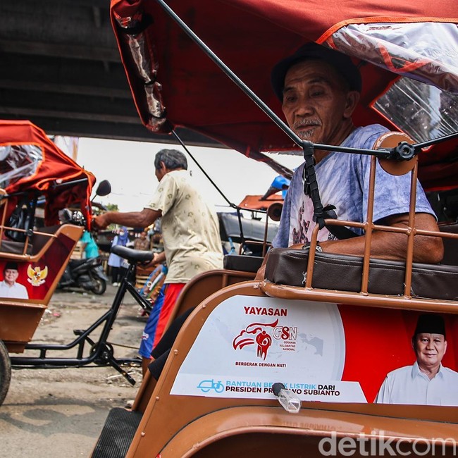 Prabowo Salurkan 120 Becak Listrik untuk Pengemudi di Depok