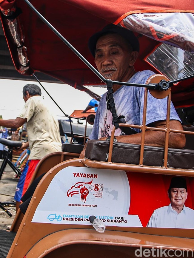 Prabowo Salurkan 120 Becak Listrik untuk Pengemudi di Depok