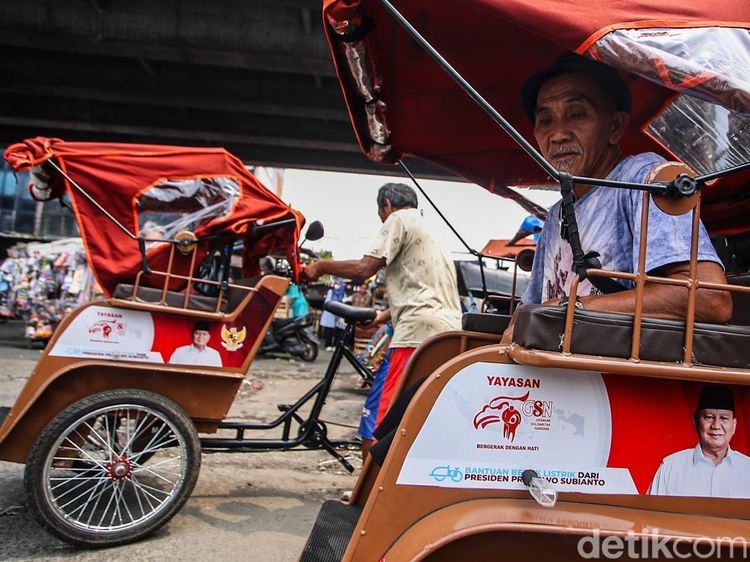 Prabowo Salurkan 120 Becak Listrik untuk Pengemudi di Depok