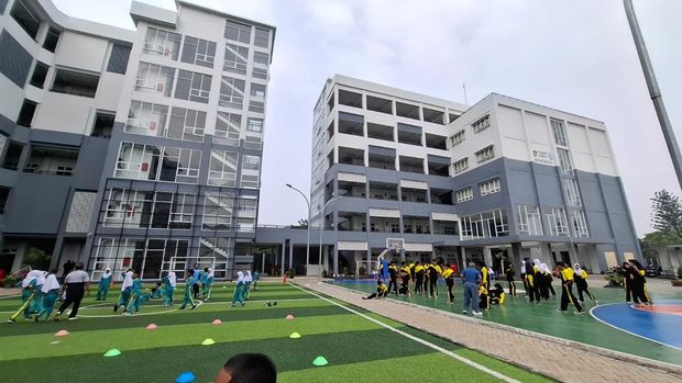 Pramono mengecek gedung sekolah negeri yang baru selesai direvitalisasi di Jaktim (Belia/detikcom)