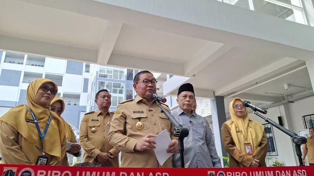 Pramono mengecek gedung sekolah negeri yang baru selesai direvitalisasi di Jaktim (Belia/detikcom)