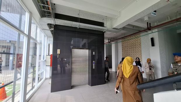 Pramono mengecek gedung sekolah negeri yang baru selesai direvitalisasi di Jaktim (Belia/detikcom)