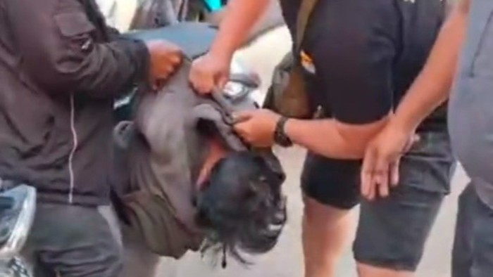 Pria berinisial S (45) ditangkap polisi di SPBU Pinrang, Sulsel, terkait pencurian motor.