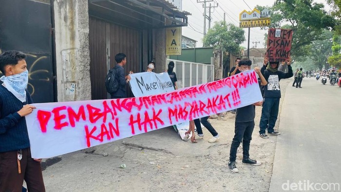 Protes warga soal pembangunan