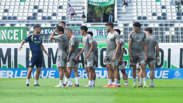 PSM Makassar saat latihan di Stadion Maguwoharjo.