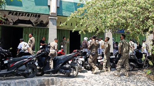 Puluhan pelajar SMA di Lombok Timur, NTB, ketika diamankan Satpol PP ketika sedang asyik main PS, Senin (12/10/2026).