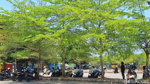 Suasana parkir di RTH Pagutan, Kota Mataram, Sabtu (10/10/2026).