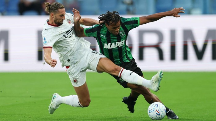 REGGIO NELLEMILIA, ITALY - OCTOBER 11: Adrien Rabiot of Milan makes a tackle on Armand Laurient of Sassuolo during the Serie A match between US Sassuolo and AC Milan at Mapei Stadium - Citta del Tricolore on October 11, 2026 in Reggio nellEmilia, Italy. (Photo by Timothy Rogers/Getty Images)