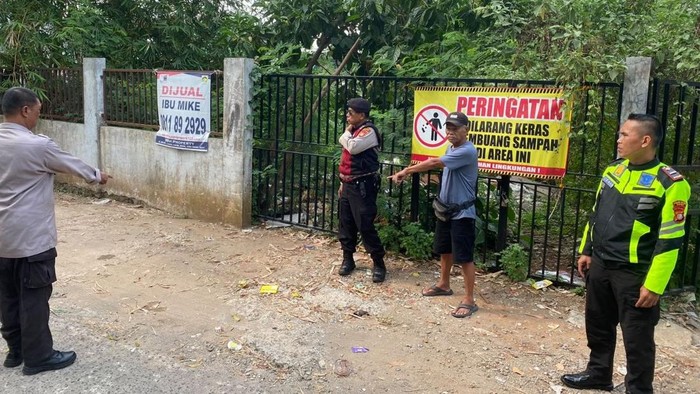 Satu unit mobil angkot merek Suzuki Carry yang parkir di pinggir jalan Limo, Depok, hilang dicuri. Polisi mengecek tempat kejadian perkara (TKP). (Dok. Istimewa)