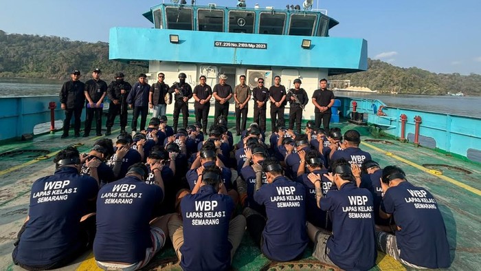 Sebanyak 36 warga binaan dari Lapas Kelas I Semarang ke beberapa lapas di Nusakambangan.