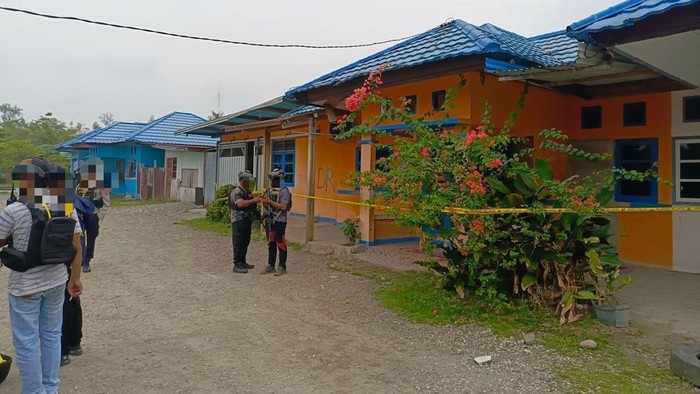 Seorang PNS di Yahukimo, Papua, dibacok dua orang tidak dikenal saat menyapu di halaman rumah.