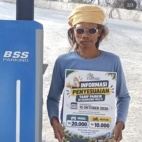 Seorang warga membawa informasi kenaikan tarif parkir Diamond Hills Nusa Penida yang tengah ditindaklanjuti Dishub Klungkung. (Foto: Dok.Istimewa)