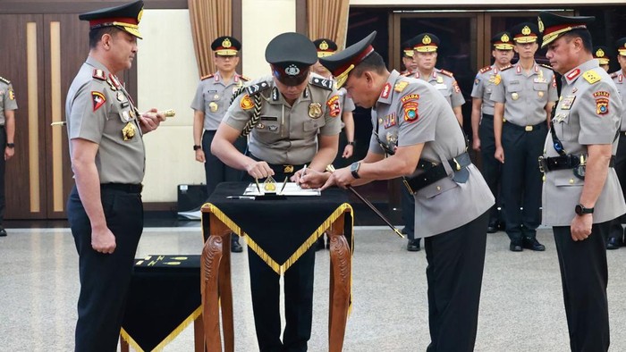 Serah terima jabatan (Sertijab) Kapolda Babel di ruang Rupattama Mabes Polri.