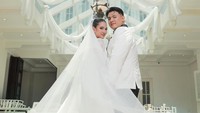 Shanice Margaretha menikah dengan Nicholas Audley dalam suasana yang intim. Sebuah awal yang sederhana, intim, dan sakral bagi perjalanan selamanya kami. Hanya kami, orang-orang terkasih, dan Tuhan sebagai pusat dari segalanya. Hari yang penuh dengan cinta, doa, dan janji yang akan kami pegang seumur hidup. Resmi menjadi suami dan istri! tulisnya dilihat di Instagram, Senin (12/10/2026). (Foto: dok Instagram margarethalie)