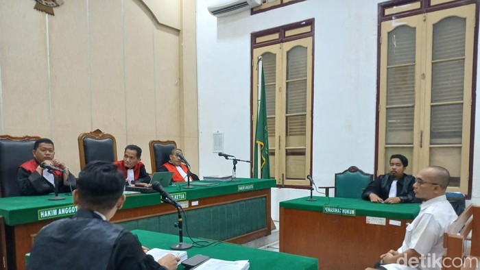 Sidang tuntutan mantan Kadinkes Batu Bara, Deni Syahputra di ruangan Cakra 8 Pengadilan Negeri Medan, Senin (12/10/2026) sore. (Juita Sinuhaji/detikSumut)