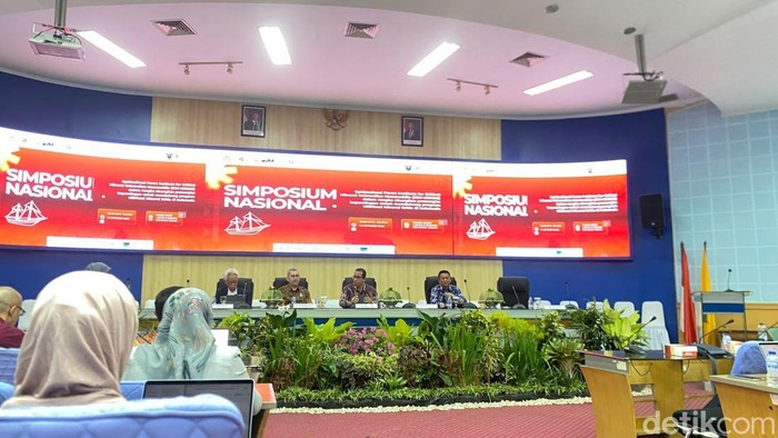 Simposium Nasional bertajuk Optimalisasi Peran Institute for Critical Mineral Universitas Hasanuddin (ICM-Unhas).