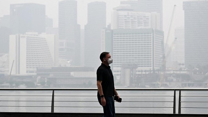 Situasi kabut asap di Singapura pada Senin (12/10) waktu setempat (AFP/ROSLAN RAHMAN)