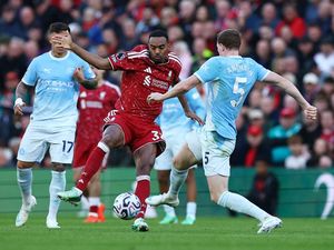 Mantan Wasit Premier League: Gravenberch Apes Kena Kartu Merah