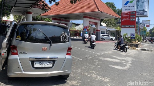 Sebuah mobil mati di depan SPBU Jalan Raya Sesetan lantaran kehabisan bensin, Senin (12/10/2026).