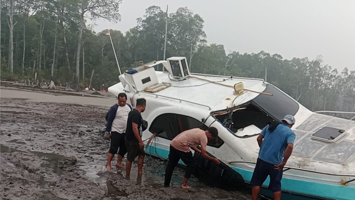 Speedboat milik Pemkab Fakfak mengalami kebocoran di perairan Sorong Selatan.