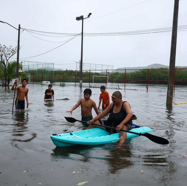 Badai Simon Picu Banjir dan Angin Kencang di Meksiko