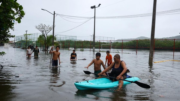 Badai Simon Picu Banjir dan Angin Kencang di Meksiko