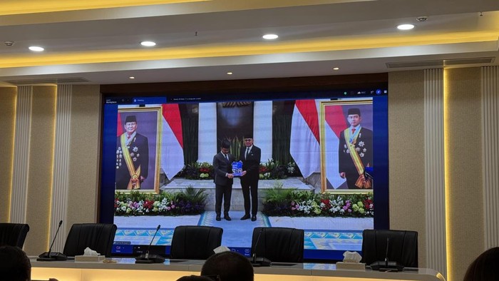 Sugiono serahkan jabatan Menlu RI ke Arrmanatha Nasir, sertijab dilakukan di Kemlu RI (Adhfar/detik)