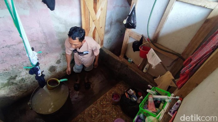Sungai dan sumur warga Ciamis menghitam dan mengeluarkan bau
