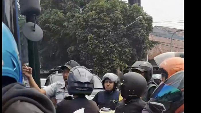 Tangkapan layar viral bus TransJ Dihadang di jakpus